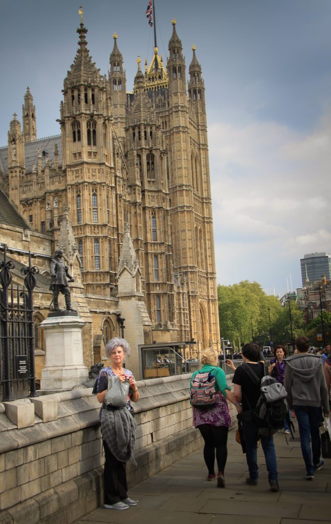 En face du parlement